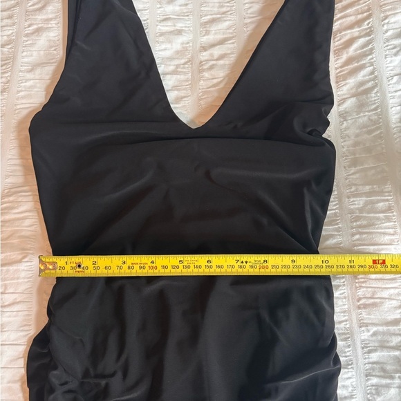 Elegant Black Sleeveless Dress - Picture 3 of 8